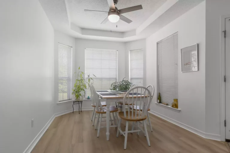 eat-in area in kitchen