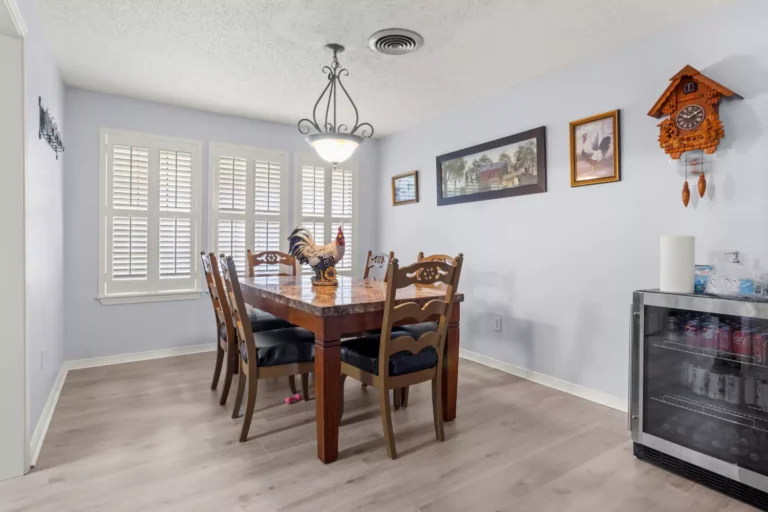 dinning area in kitchen